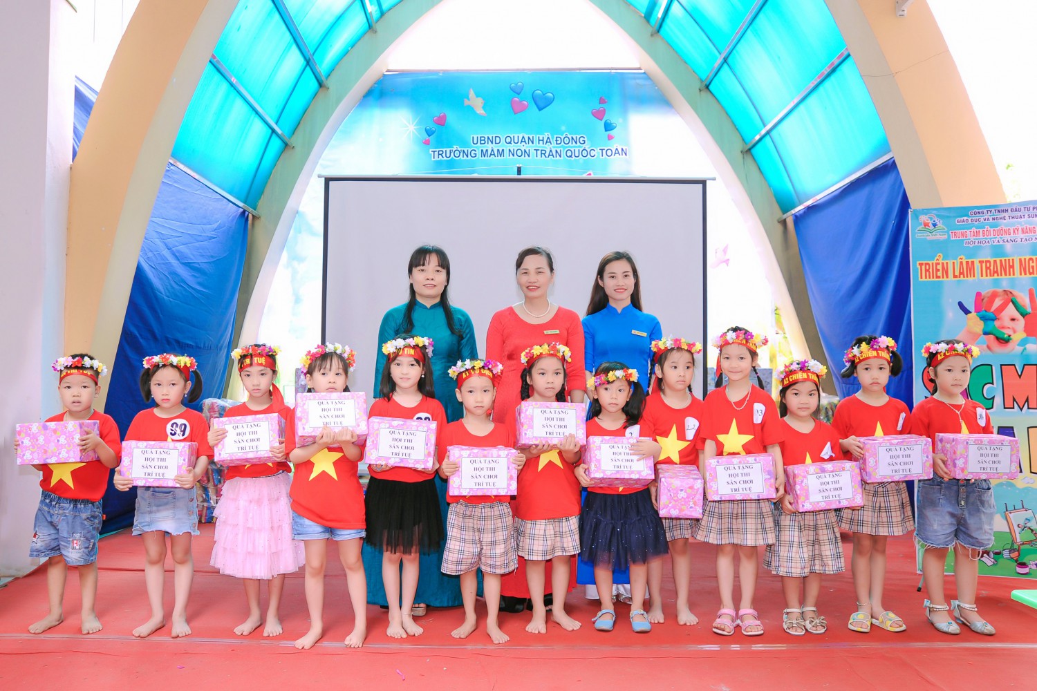 Ban giám hiệu trao thưởng cho các bé xuất sắc của cuộc thi Sân chơi trí tuệ