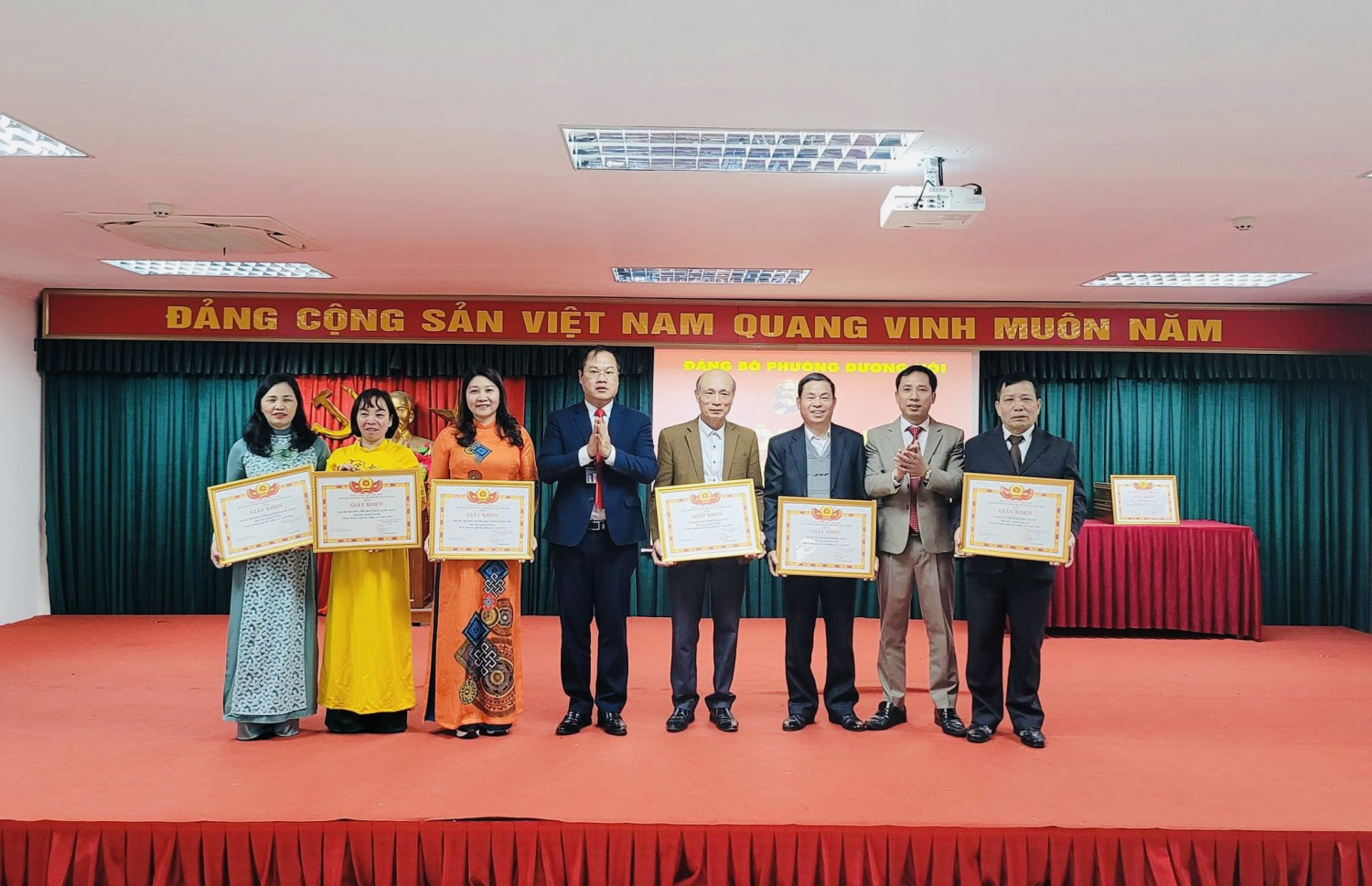 Chi bộ nhà trường vinh dự được khen thưởng tại hội nghị tổng kết công tác Đảng năm 2022 phường Dương Nội